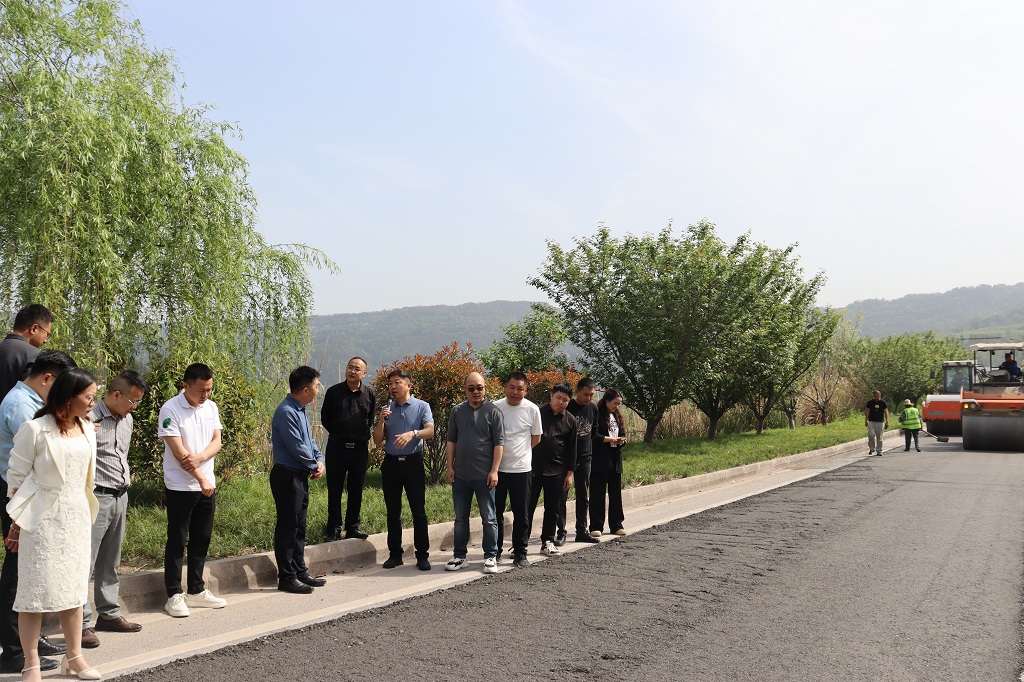 阿坝州公路管理局来平考察公路养护“新技术”—泡沫沥青路面就地冷再生技术